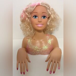 Mattel Just Play 2016 Barbie Styling Head with movable hands.